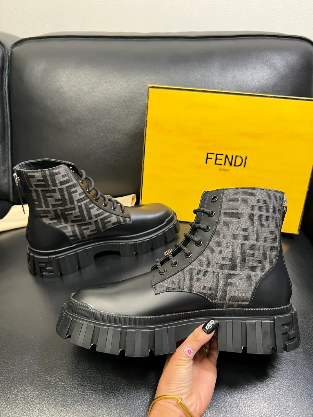 Men's shoes 💰900 FENDI High-quality top craftsmanship, Fendi boots high-top counter synchronization, original factory configuration imported Italian cowhide fly-knit fabric, imported cowhide lining, breathable and comfortable, soles: original soles specially provided by the original factory, original factory and single goods are welcome to compare, code number 39-44 (customized 38 45)